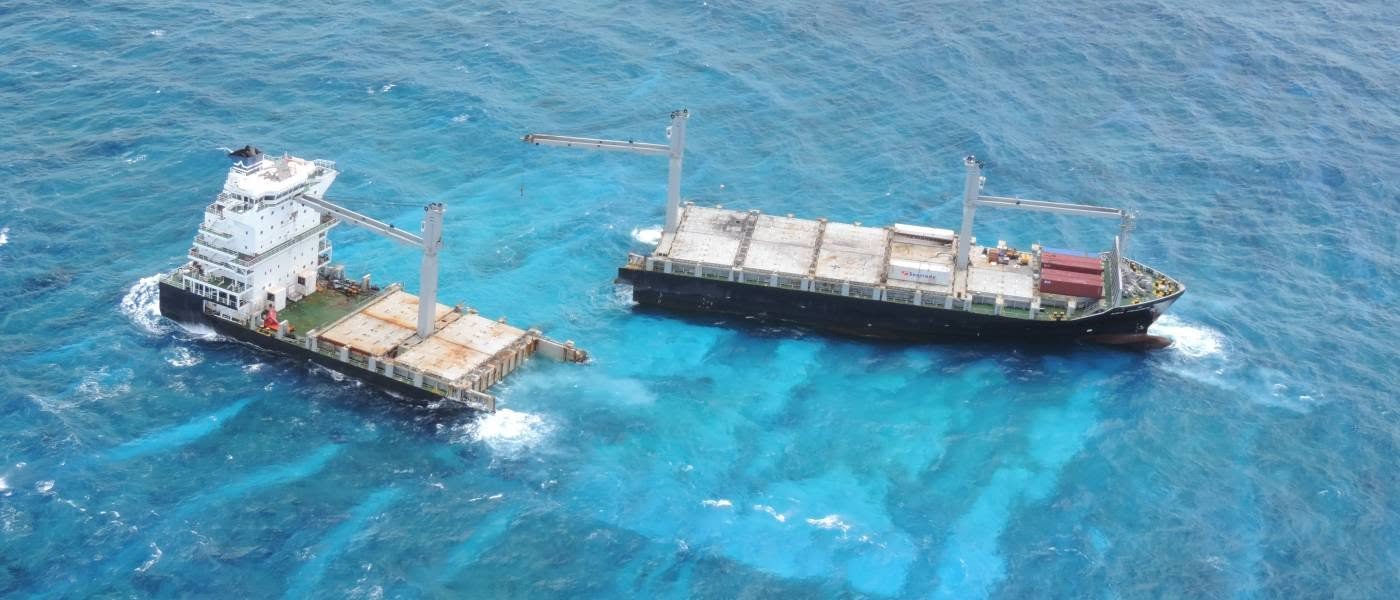 Cargo échoué et fracturé sur un récif corallien de Nouvelle-Calédonie